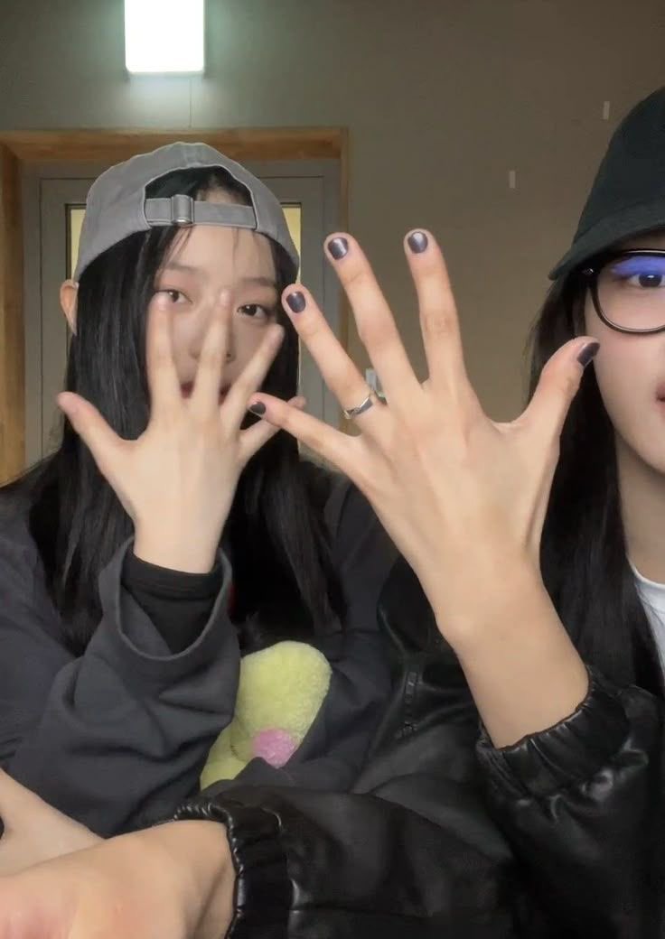 [잡담] 민지 손 진짜 크구나 | 인스티즈