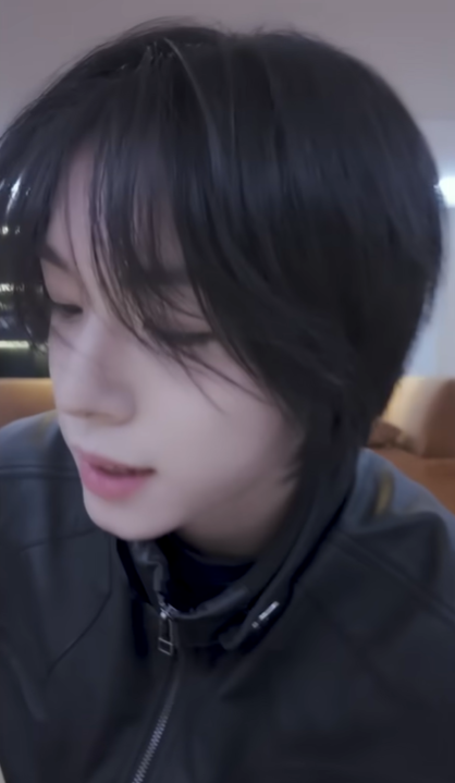[잡담] 업로드일 기준 4월인데 더위 진짜많이 타는듯한 신인JPG | 인스티즈