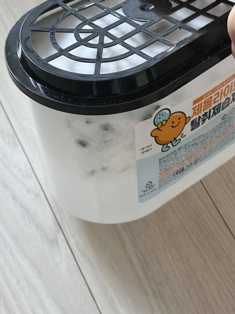 [잡담] 얘들아 나 제습제 처음 써보는데 이거 검정 뭐야??? | 인스티즈