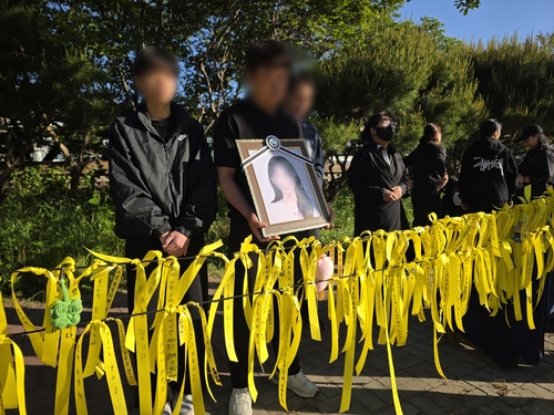 [정보/소식] 흉기 살인 현장 찾은 유가족들 오열, 영정 들고 거리 나선 아버지 | 인스티즈