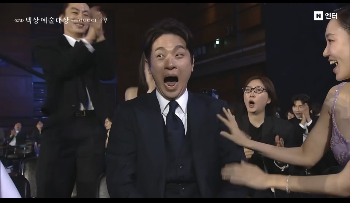 [잡담] 박정민 자기 호명되니까 표정 너무 웃김 | 인스티즈