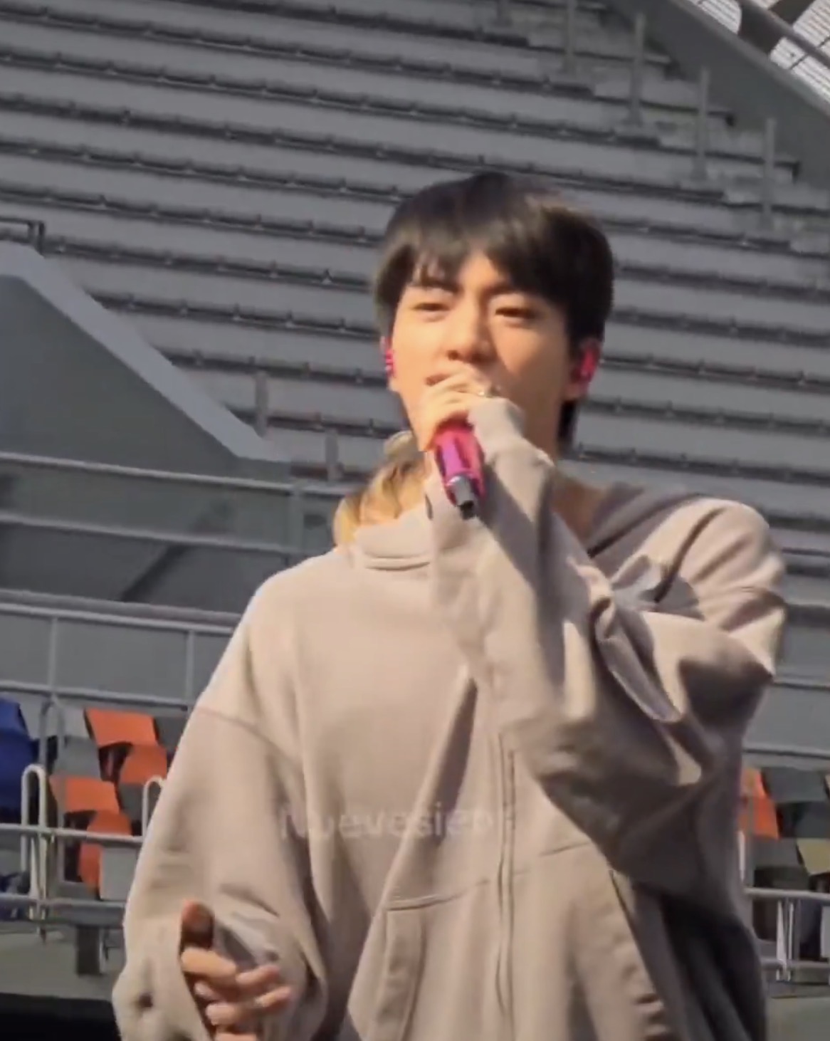 [잡담] 방탄 진 머리자르니 또 어려짐 | 인스티즈