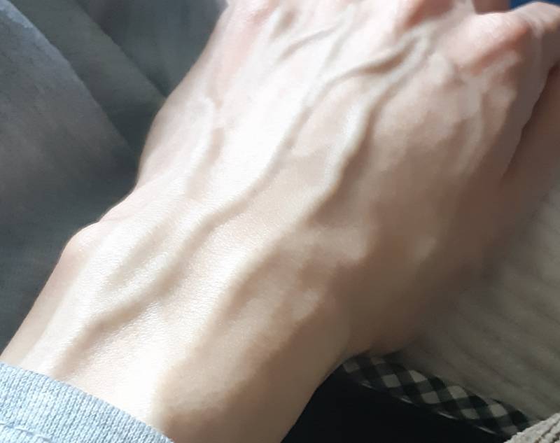 [잡담] 그냥 이러고 있는데도 핏줄 엄청 튀어나온다? (징그러움 주의 | 인스티즈