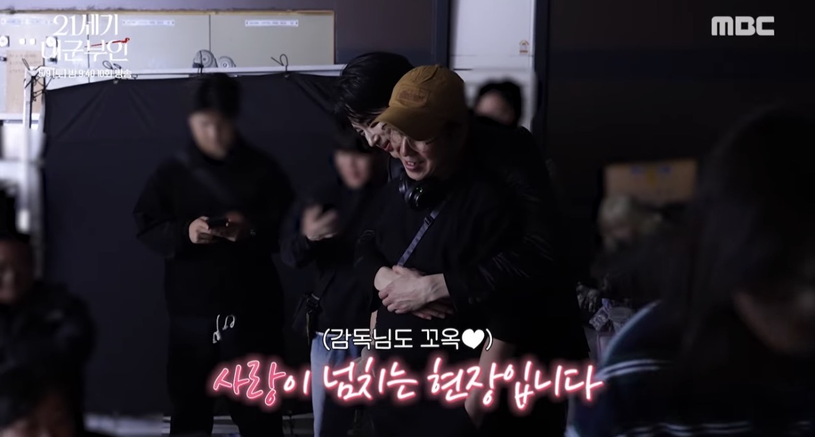 [잡담] 대군부인) 감독님 행복해보이시는거 축하드리고여 | 인스티즈