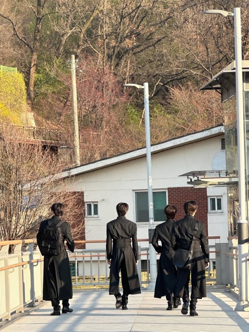 신학교 신부님 컨셉 과몰입하게 만드는 남돌 인스타....jpg | 인스티즈