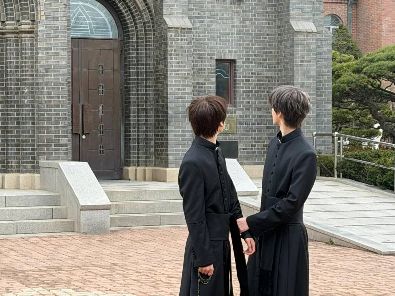신학교 신부님 컨셉 과몰입하게 만드는 남돌 인스타....jpg | 인스티즈