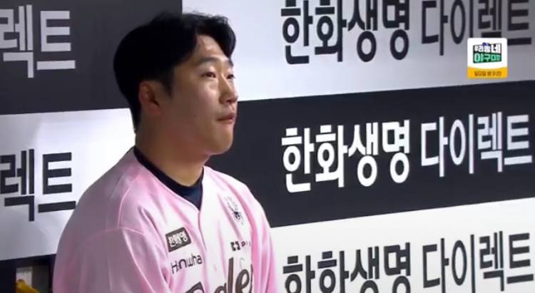 [잡담] 하주석 태도 말 나올만한게 플라이 쳐준 타자가 머리 쥐어잡으니깐 "뭐!” 거리면서 적반하장으로 나오고 | 인스티즈