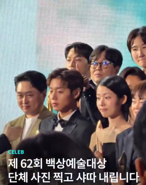 [잡담] 단체사진 찍을때 박지훈 머리에 뿔 만드는 장항준 < 이거 뭐죠 | 인스티즈