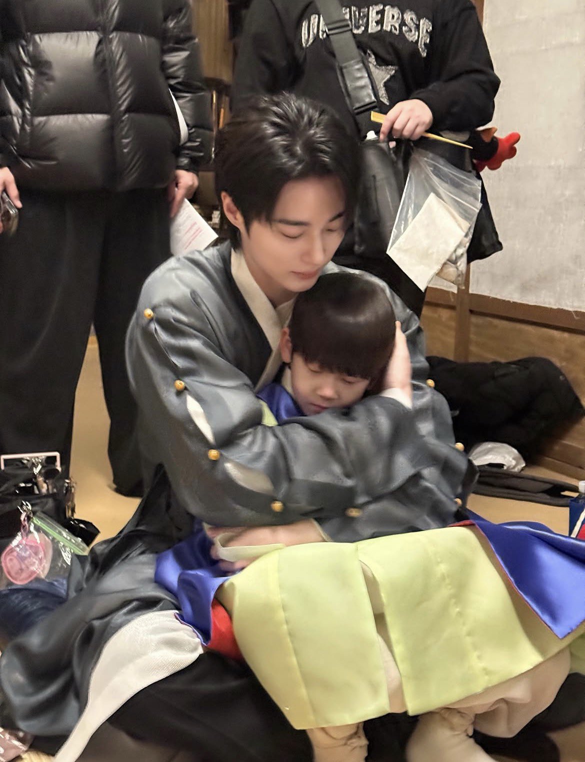 [잡담] 대군부인) 아기전하 숙부품에 안겨서 잠든거 | 인스티즈