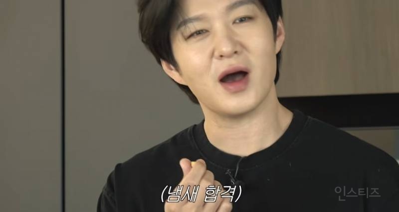 반려견 구리 간식 뺏어먹는 이창섭 ㅋㅋㅋ.jpg | 인스티즈