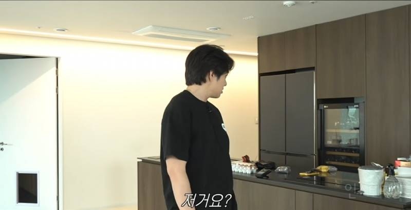 반려견 구리 간식 뺏어먹는 이창섭 ㅋㅋㅋ.jpg | 인스티즈