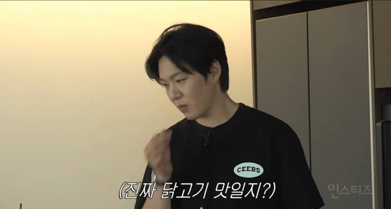 반려견 구리 간식 뺏어먹는 이창섭 ㅋㅋㅋ.jpg | 인스티즈