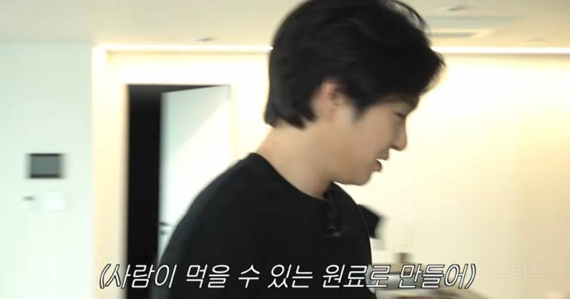 반려견 구리 간식 뺏어먹는 이창섭 ㅋㅋㅋ.jpg | 인스티즈
