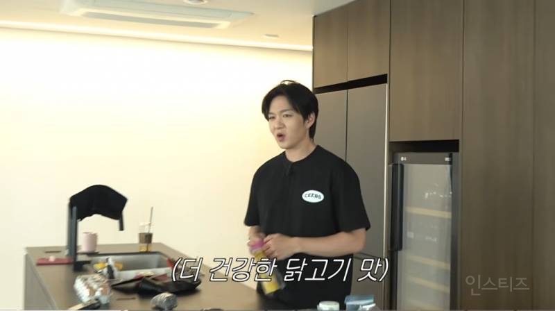반려견 구리 간식 뺏어먹는 이창섭 ㅋㅋㅋ.jpg | 인스티즈