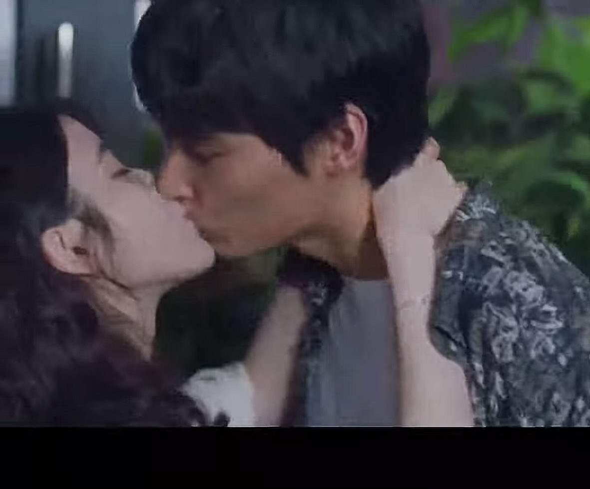[잡담] 아이유팬들아 아이유 이 키스신도 진해보이는데 | 인스티즈