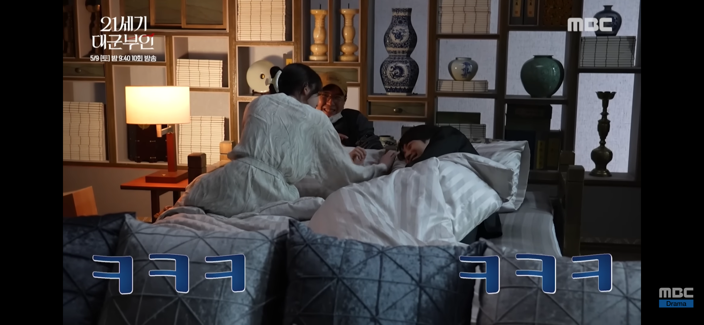 [잡담] 대군부인) 백허그와 직관하는 감독님이 젤 부러움 | 인스티즈