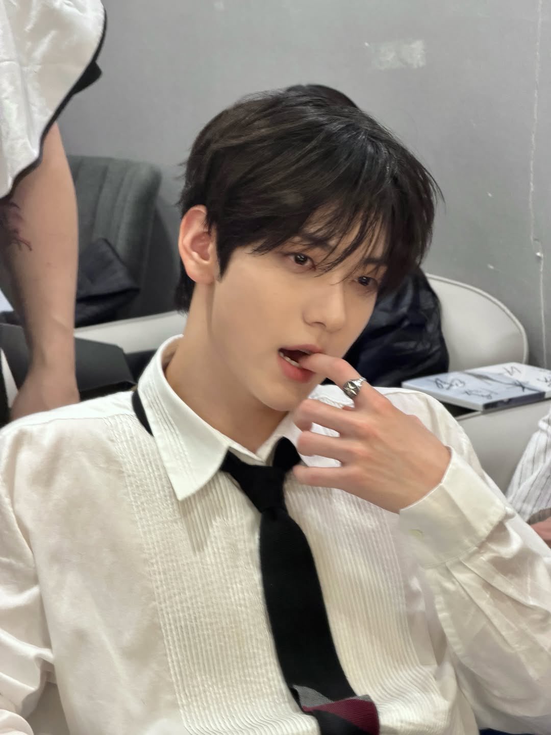 [잡담] 투바투 수빈 왜 자꾸 손가락을 입에 물지? | 인스티즈
