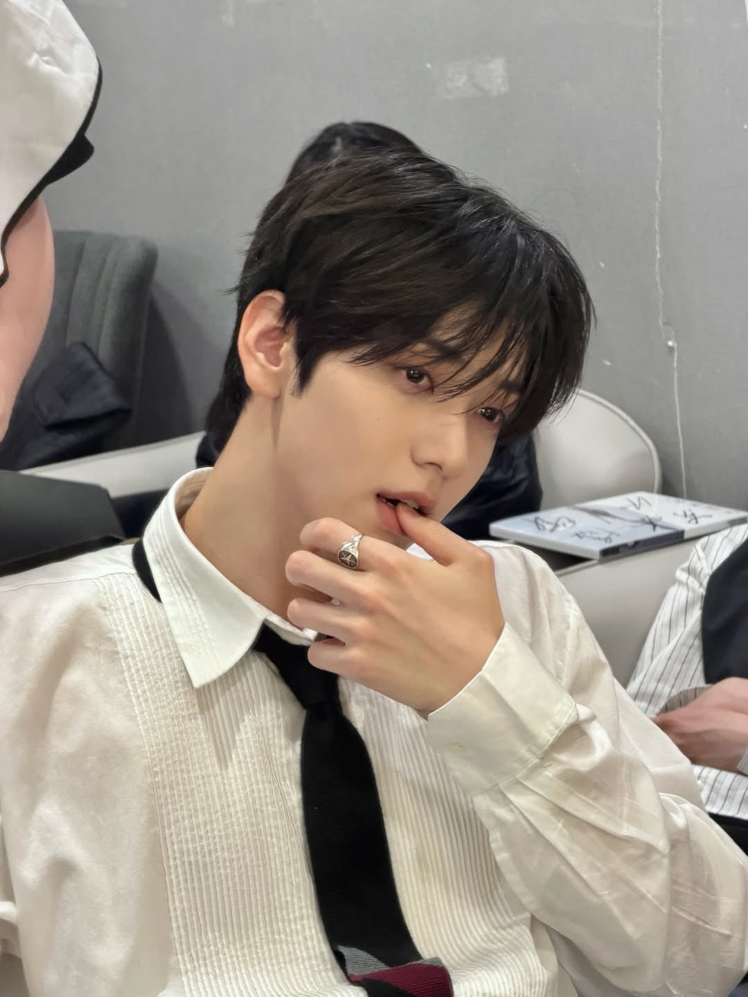 [잡담] 투바투 수빈 왜 자꾸 손가락을 입에 물지? | 인스티즈