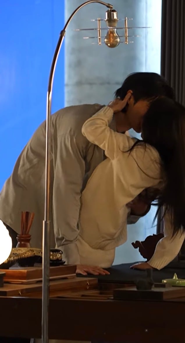 [잡담] 대군부인) 아이유 키스하는데 변우석 귀를 .. | 인스티즈