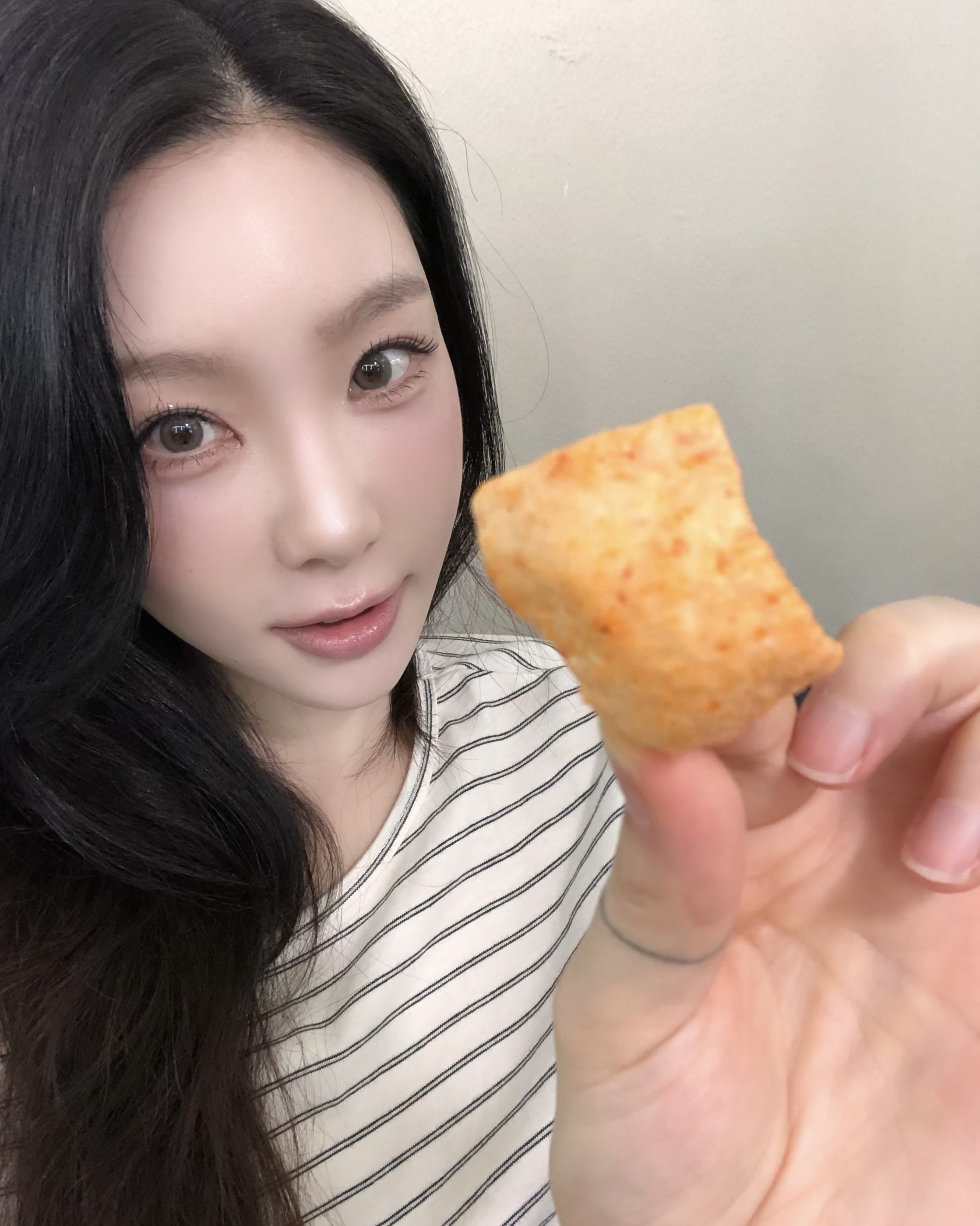[잡담] 태연언니 좀 들고 튈게 안녕 | 인스티즈