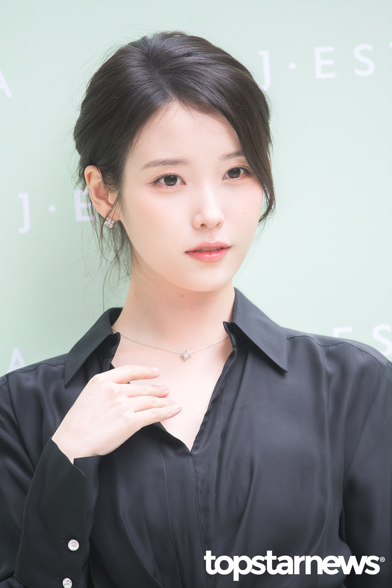 [잡담] 오늘 아이유 좀 낯선 느낌인데 진짜 이쁜거같으... | 인스티즈