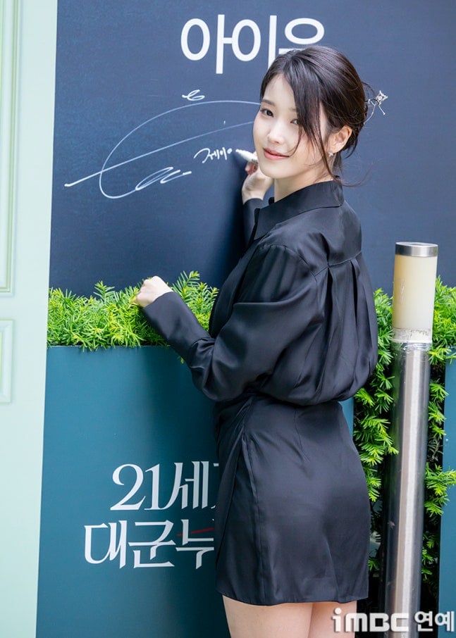 [잡담] 아이유) 260511 아이유 제이에스티나 포토콜 기사사진 | 인스티즈
