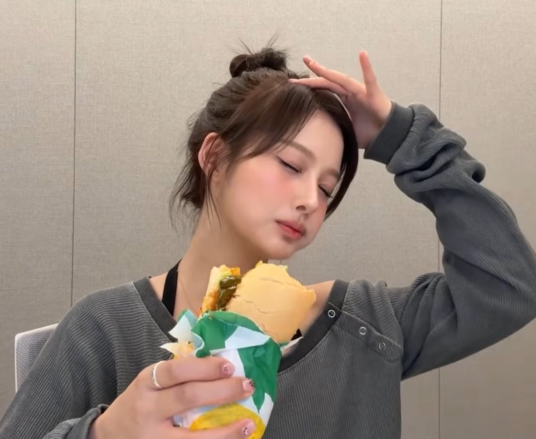 [잡담] 설윤 맛있는거 먹으면 이런댘ㅋㅋㅋㅋ | 인스티즈