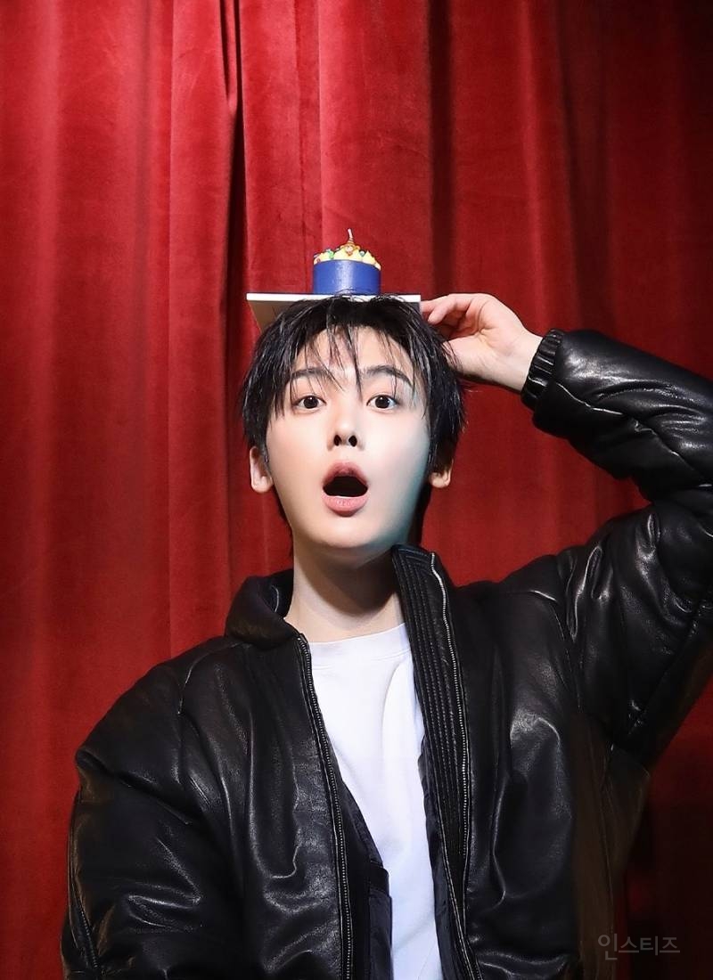 드디어 흑발로 돌아온듯한 윤산하 컨포 .jpg | 인스티즈
