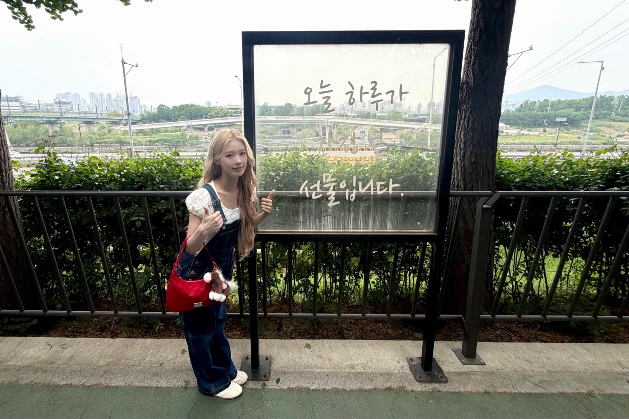 [잡담] k-개밤티조형물이랑 사진찍은 미연 | 인스티즈