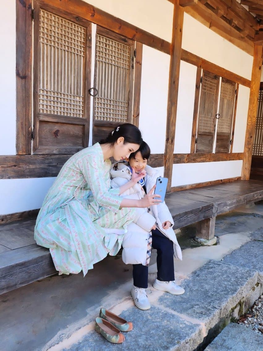 [잡담] 대군부인) 애기왕 배우 어머니가 올려주신 아이유랑 전하 | 인스티즈