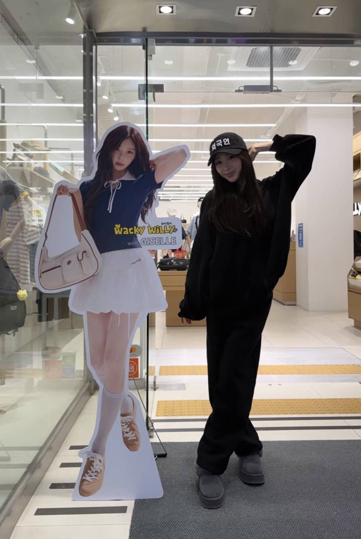 [잡담] 아 닝닝지젤 외국인 모자 산거 웃기고 귀여움 ㅋㅋㅋㅋ | 인스티즈