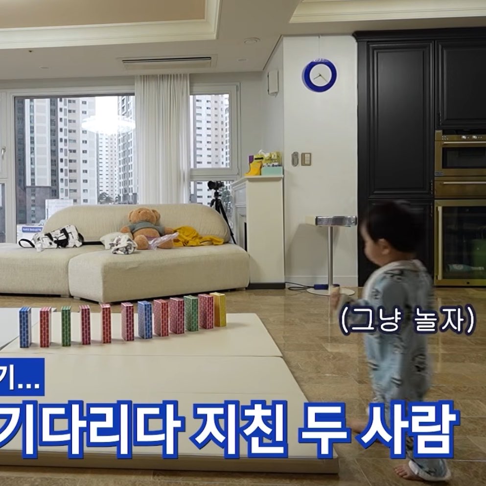 [잡담] 수빈이 손 커서ㅋㅋ 벽돌블럭 세 개 한 번에 잡아 | 인스티즈