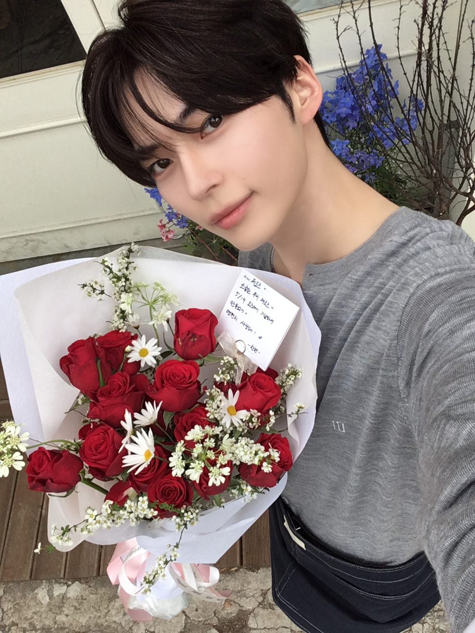 [잡담] 성한빈이랑 꽃 이건 진짜 아닌 것 같아 | 인스티즈