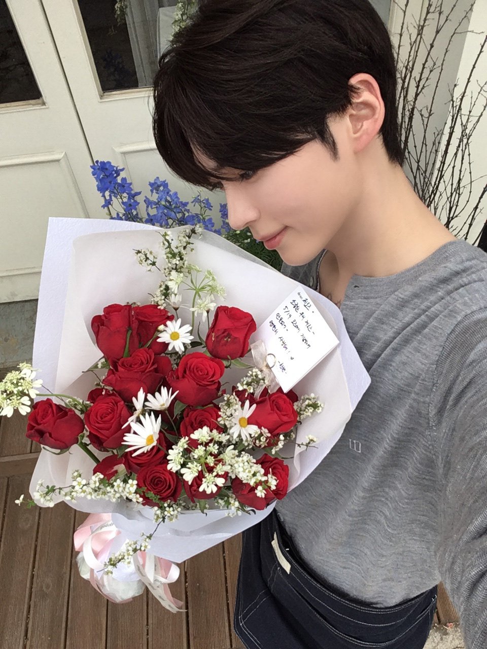 [잡담] 오늘 로즈데이 몰랐는데 남친이 꽃 선물해줌 ㅈㅇ성한빈 | 인스티즈