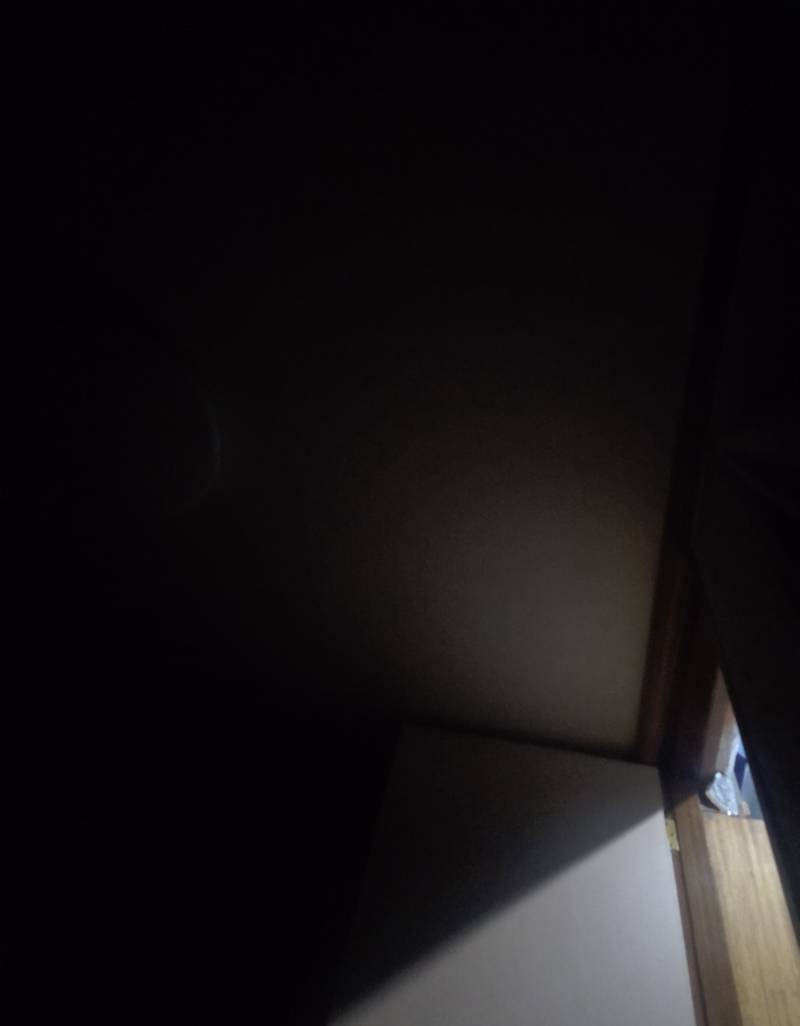 [잡담] 전등 고장나서 다락방 불 켜서 이 빛에 의지해서 사는중임ㅋㅋㅋ | 인스티즈