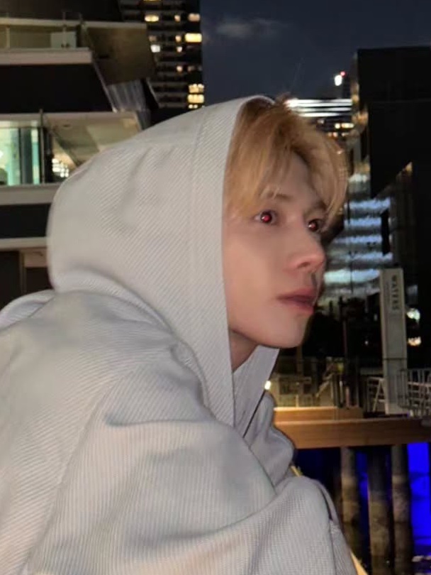 [잡담] 태현처럼 심야에 사진 찍으면 눈 빨갛게 되는게 왜 그런거지? | 인스티즈