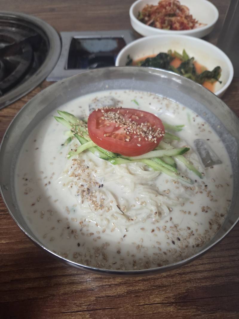 [잡담] 콩국수 시켰더니 보리밥 줘서 먹었는데 | 인스티즈