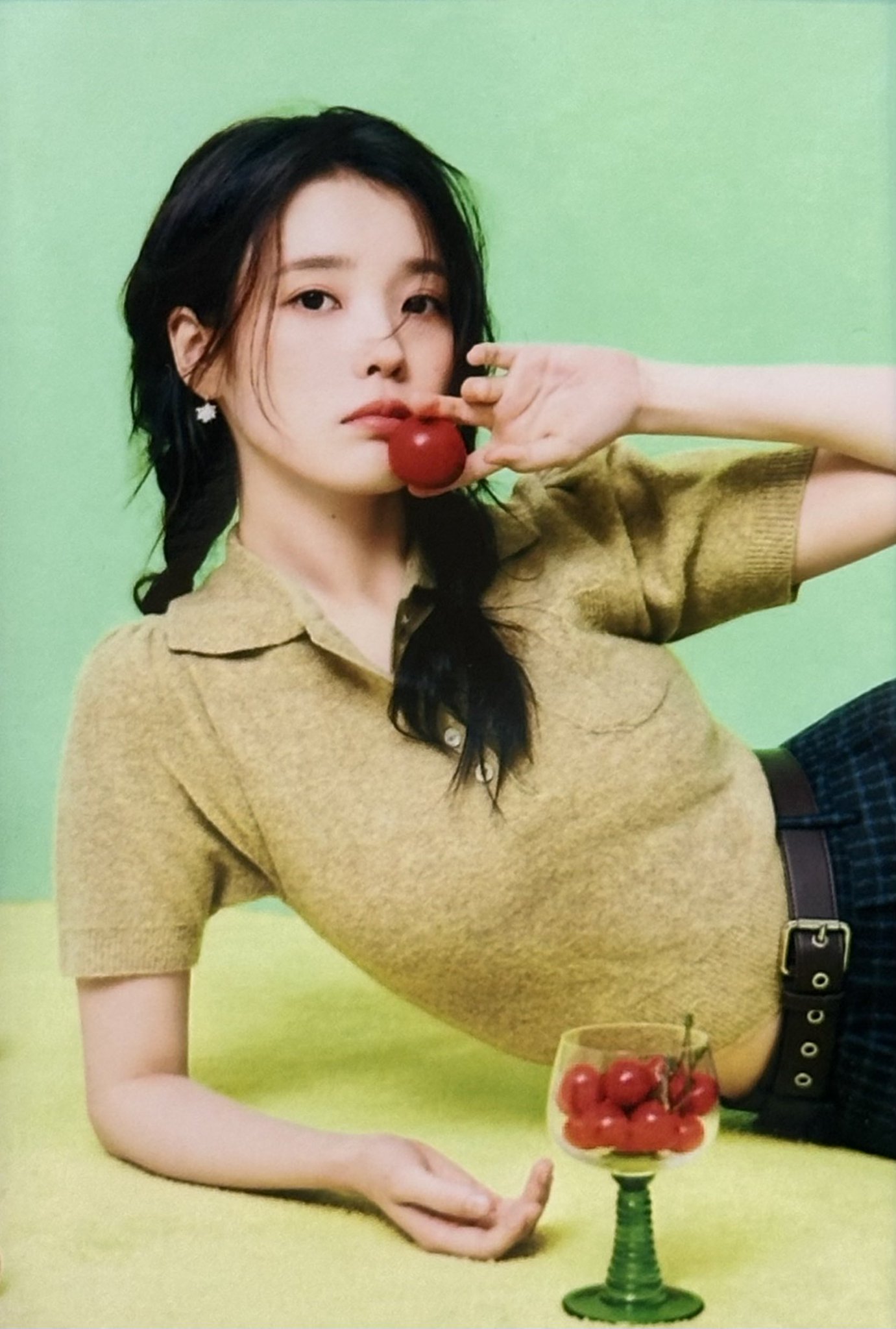 [잡담] 아이유 사과랑 같이 찍은거 ㅅㅍ일거같애? | 인스티즈