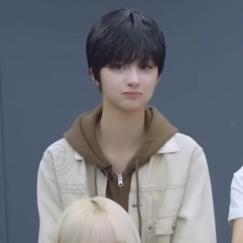 [잡담] 이거 설윤이라는거 알고봐도 설윤처럼 안보임 | 인스티즈