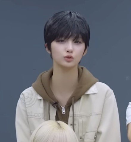 [잡담] 이거 설윤이라는거 알고봐도 설윤처럼 안보임 | 인스티즈