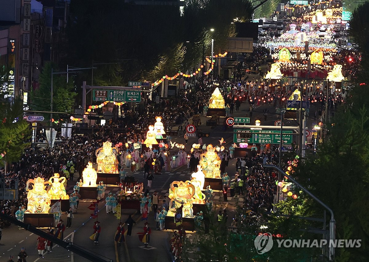 [정보/소식] 오늘 서울 도심 연등으로 물든다…'로봇 스님'들도 함께 행진 | 인스티즈