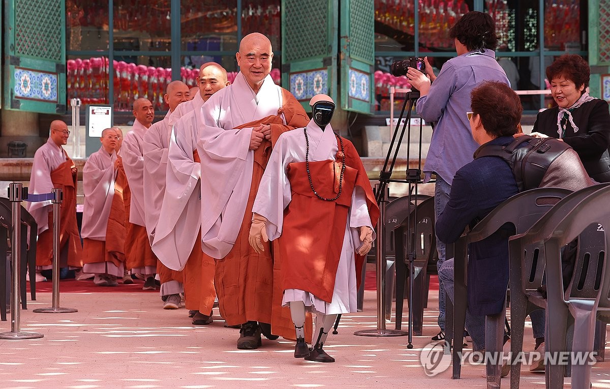 [정보/소식] 오늘 서울 도심 연등으로 물든다…'로봇 스님'들도 함께 행진 | 인스티즈