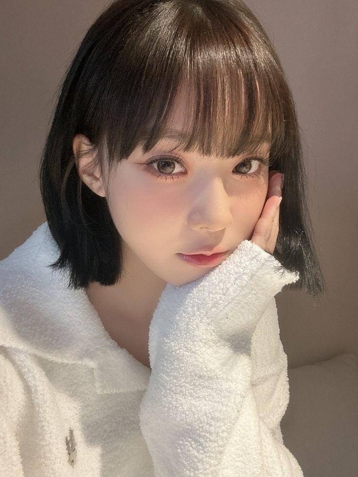 [잡담] 윈터는 볼살도 빠졌는데 앞머리까지 항상 까고있으니까 귀여운 매력이 아예 사라진듯 | 인스티즈