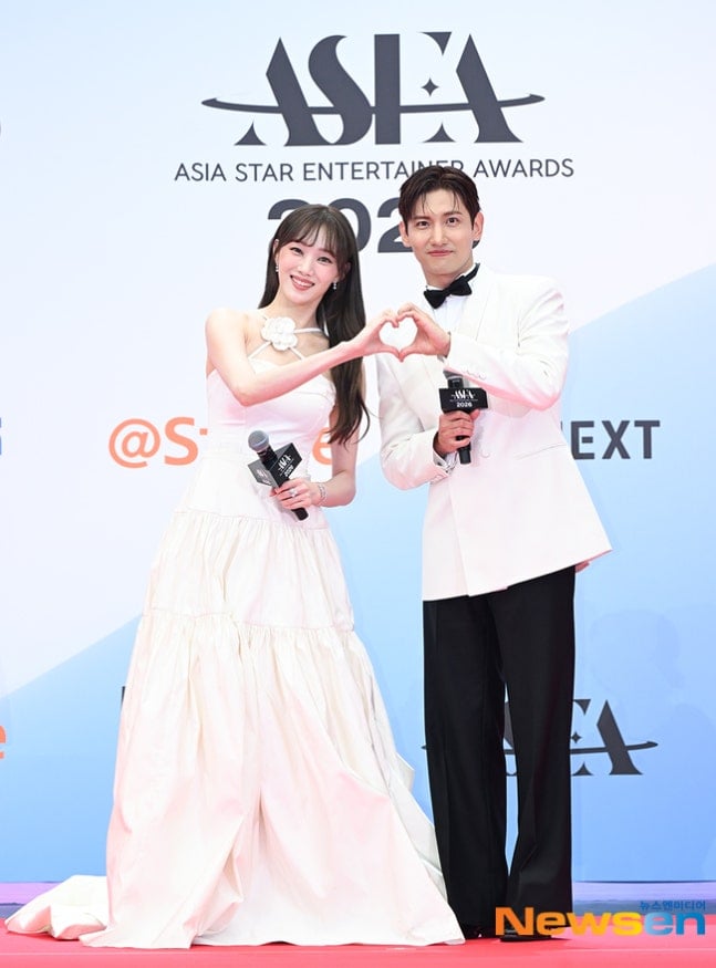 [잡담] 오늘 ASEA 시상식 mc 이성경 최강창민 | 인스티즈