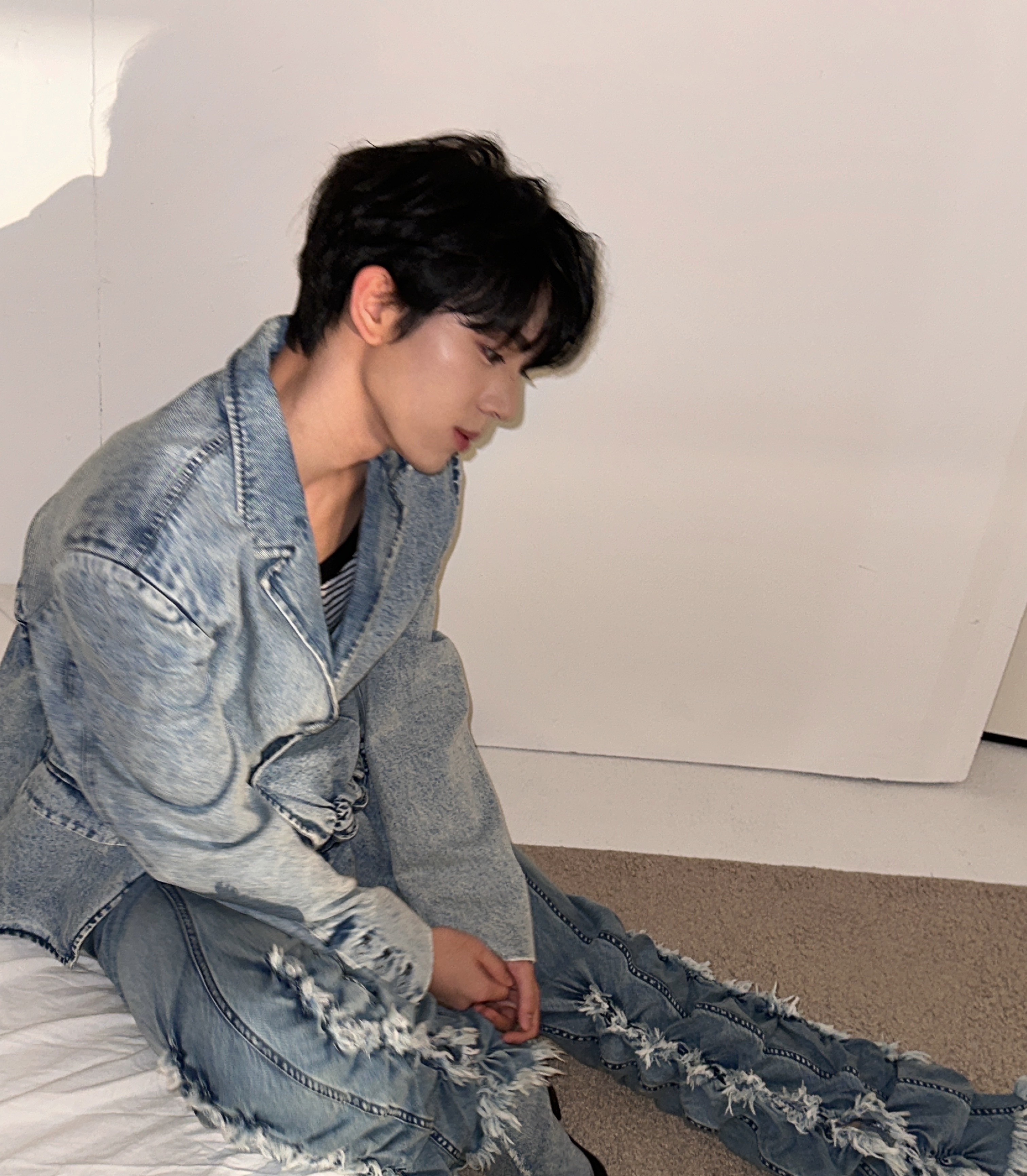 [잡담] 한유진 비하인드 사진 올라오면 매번 아기같은 사진 하나씩 잇다?.. | 인스티즈