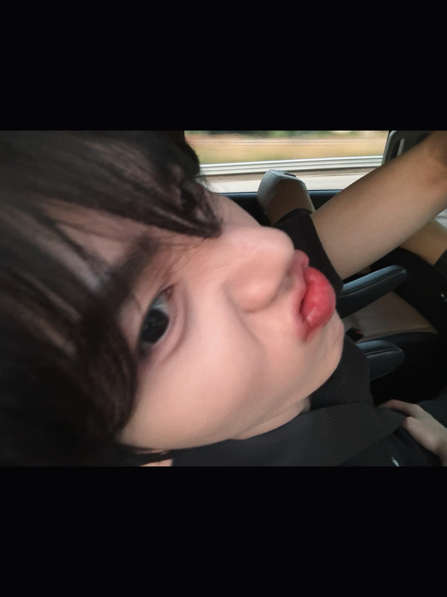 [잡담] 한유진 비하인드 사진 올라오면 매번 아기같은 사진 하나씩 잇다?.. | 인스티즈