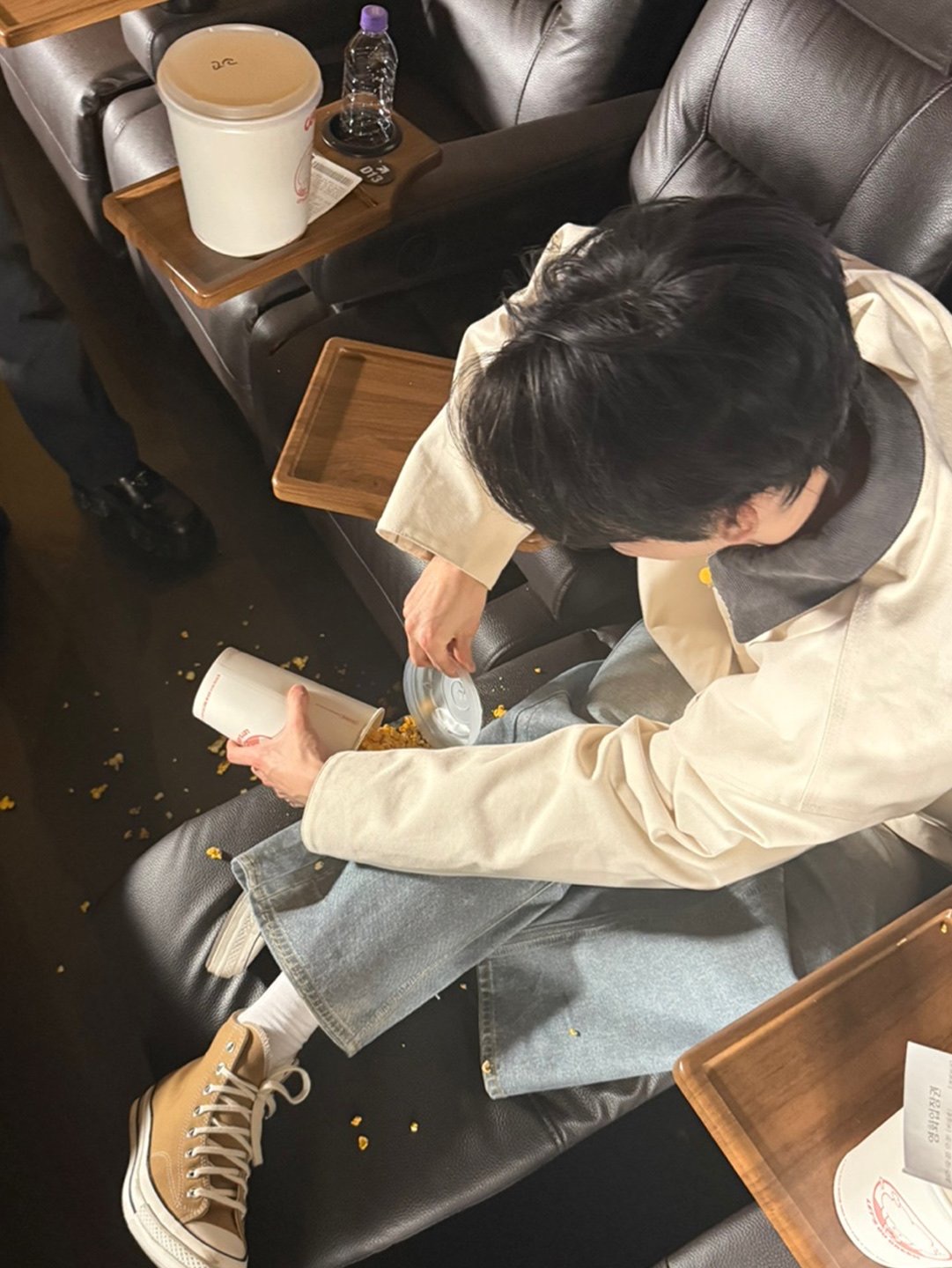 [잡담] 한유진 비하인드 사진 올라오면 매번 아기같은 사진 하나씩 잇다?.. | 인스티즈