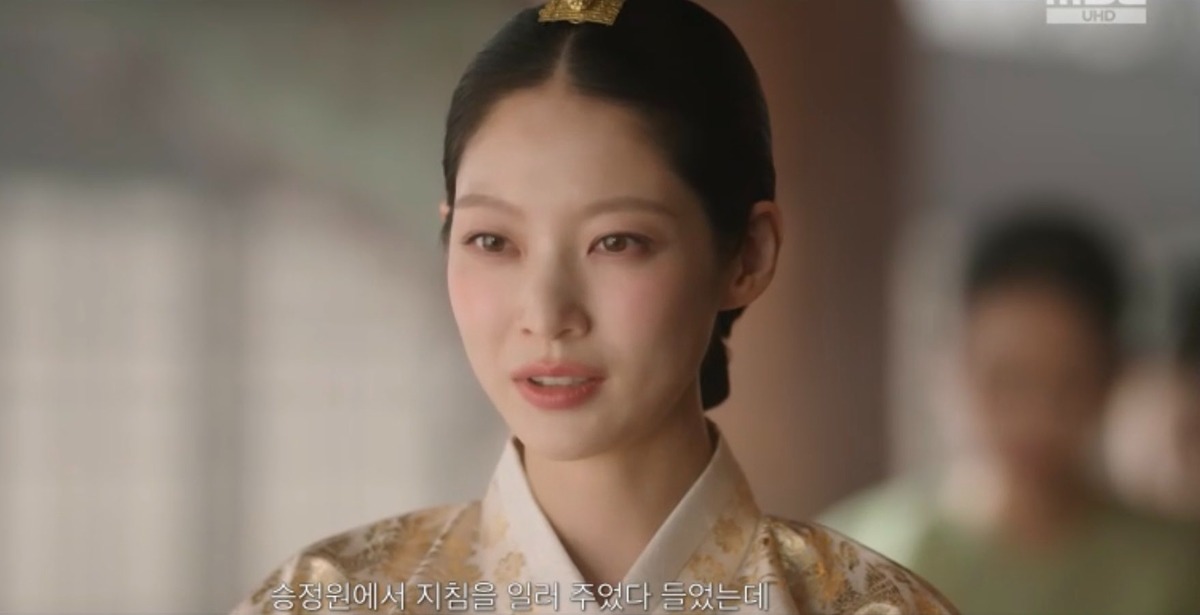 [정보/소식] [21세기 대군부인] 왕실 행사에서 여주가 일부러 한복을 입지 않고 나타나서 말 나온 장면 | 인스티즈
