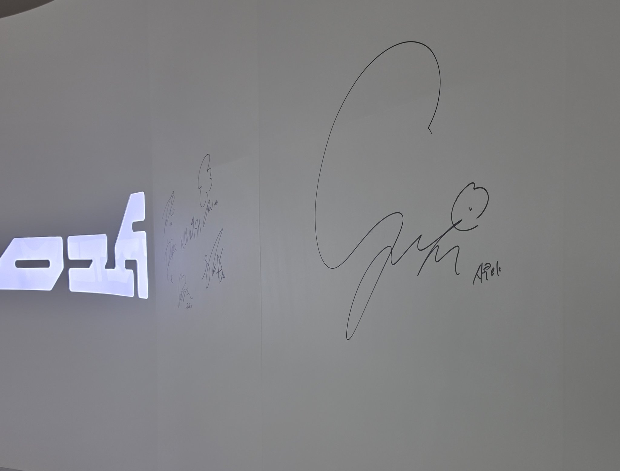 [잡담] 엔시티 팝업 사쿠야 땜에 형들 싸인 개커진 사건 | 인스티즈