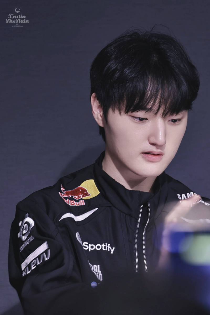[잡담] 수환이 머리 자른건가 근데 | 인스티즈